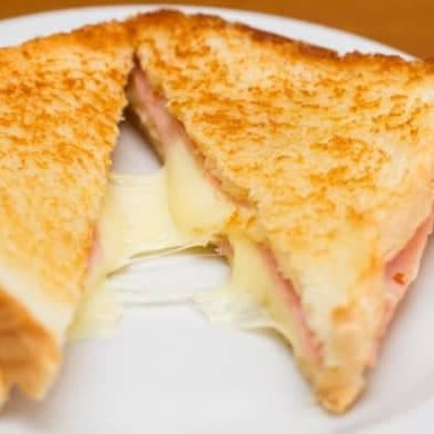 Pão francês, suiço ou de forma com queijo prato ou mussarela, presunto e manteiga Coca Cola Zero ou Original 310 ml.
