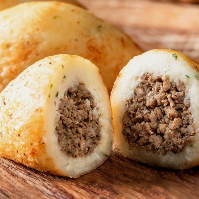 Saboroso e irresistível, nosso Bolinho de Aipim com Carne Moída é uma verdadeira tentação. Cuidadosamente preparado, o aipim é cozido até atingir a consistência perfeita, enquanto a carne moída é refogada com temperos selecionados, garantindo um recheio suculento e muito bem temperado. O resultado é um salgado frito crocante por fora e macio por dentro, com um recheio de carne moída que vai te surpreender. Uma deliciosa opção para quem aprecia a culinária brasileira com um toque gourmet.