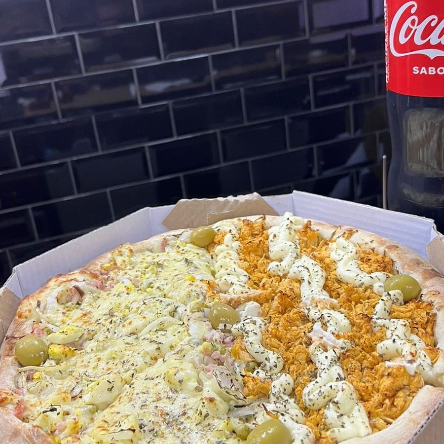 Pizza meia portuguesa meia frango Catupiry mais coca cola 2 litros