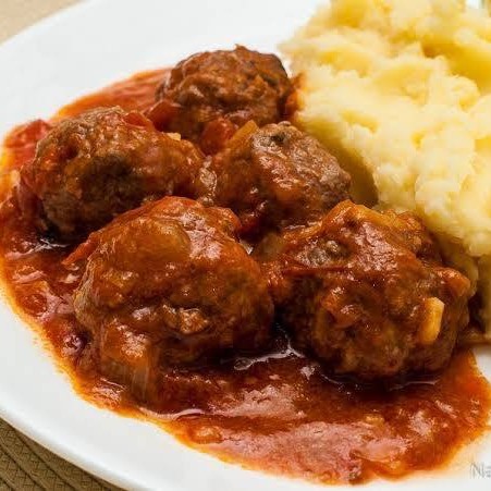 5 almôndegas arroz feijão Macarrao e farofa