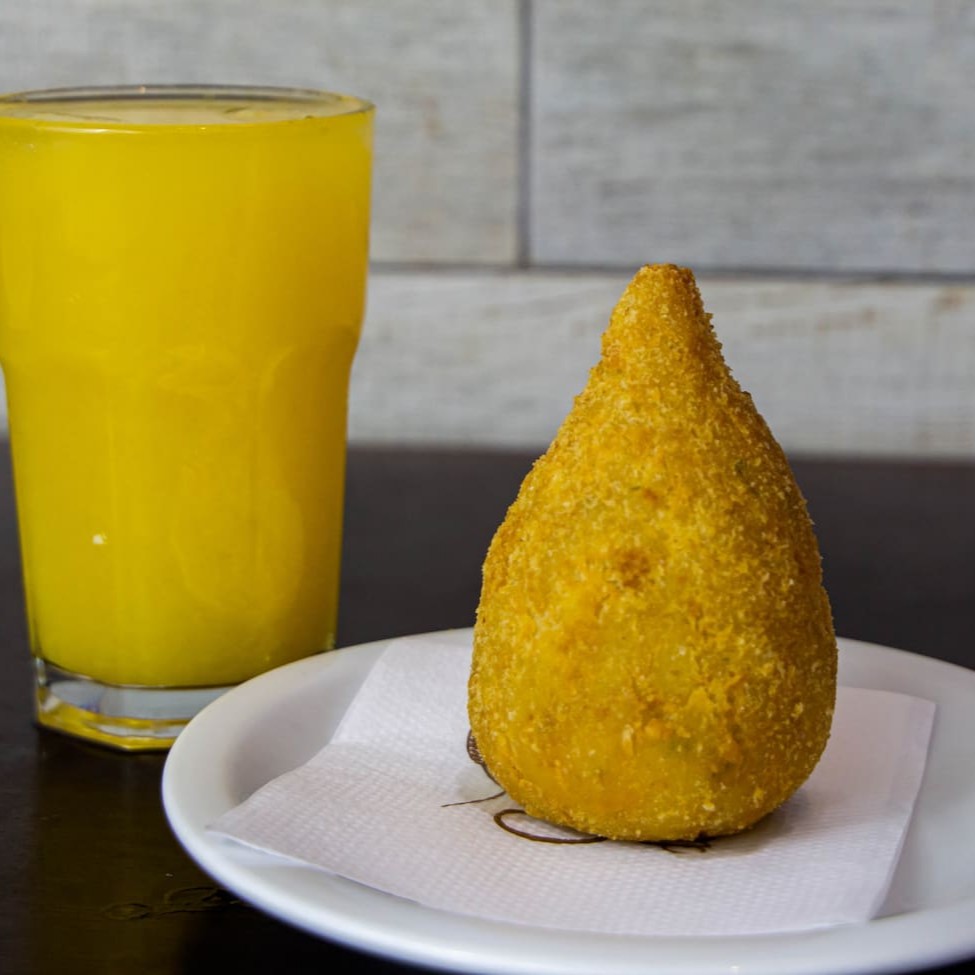 Pra matar a fome com estilo! Escolha um salgado quentinho entre coxinha (com ou sem Catupiry), enroladinho de queijo com presunto, enroladinho de salsicha, joelho ou croissant recheado com queijo e presunto – e acompanhe com um refresco geladinho. Combinação perfeita pro lanche do Dia!