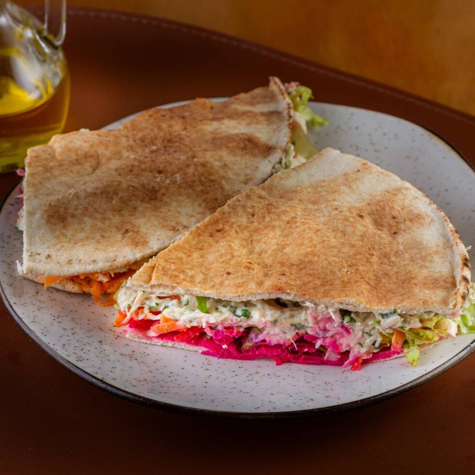 Experimente nossa maravilhosa pasta de frango e delicie-se! 200 gramas de pasta com acompanhamentos a sua escolha.