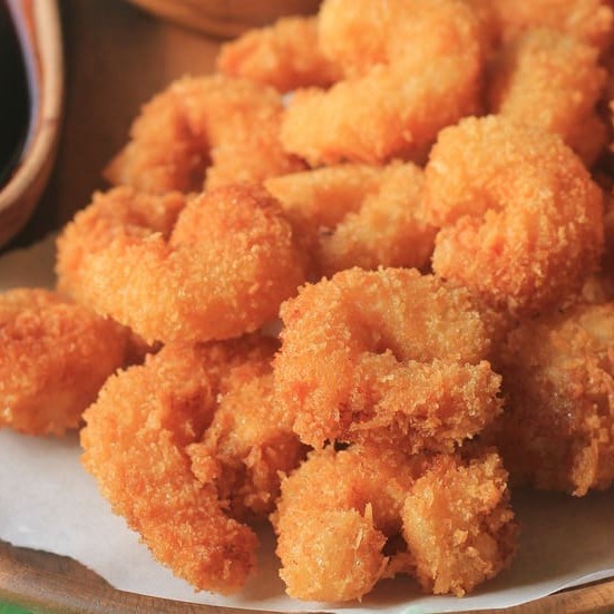 Uma deliciosa porção de camarão empanado na farinha panko e frito.