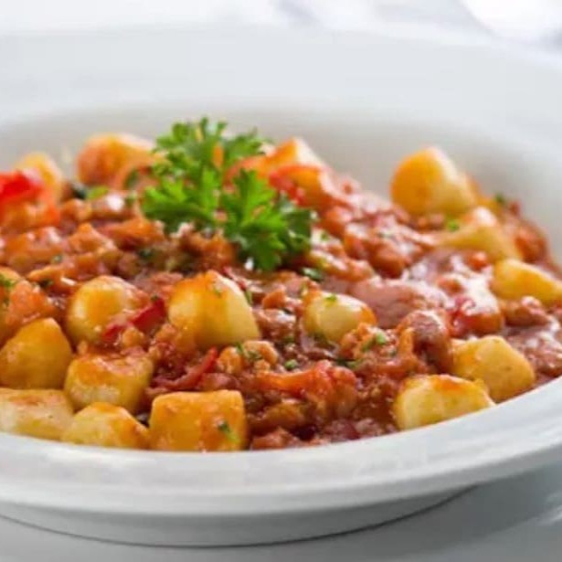 Nhoque ao Molho de Bacon é um prato indulgente e satisfatório, perfeito para os amantes de confort food. Este prato de 500g  (250g de massa + 250g de Molho), pertencente à categoria de 'Molhos Tradicionais', traz o gnocchi amado por todos, envolvido em um molho irresistivelmente saboroso, repleto de pedaços generosos de bacon. Cada mordida proporciona uma explosão de sabor, combinando a textura suave do gnocchi com o sabor robusto e defumado do bacon. É um prato que exala tradição e autenticidade, prometendo levar o seu paladar em uma viagem inesquecível. #massa  #espaguete  #comida  #brasileira  #italiana  #point  #farfalle  #fettuccine  #talharim  #fusilli  #sucos  #polpa  #refrigerantes  #penne  #cupom  #marmita #pasta #nhoque #gnhocchi #capeletti  #ravioli  #massas frescas # #delivery #promoção #desconto #cupom #bebida #coca #spaghetti #janta #promoção #promocao #barato #coca #gratis #frete #delicia