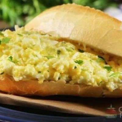 Pão francês com ovo e queijo mussarela, oregano e alho.
