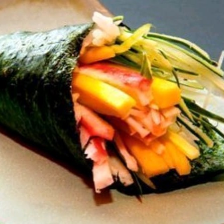 Temaki em formato de cone recheado com arroz e kani , manga e pepino japonês , na compra de um temaki ganha outro grátis .