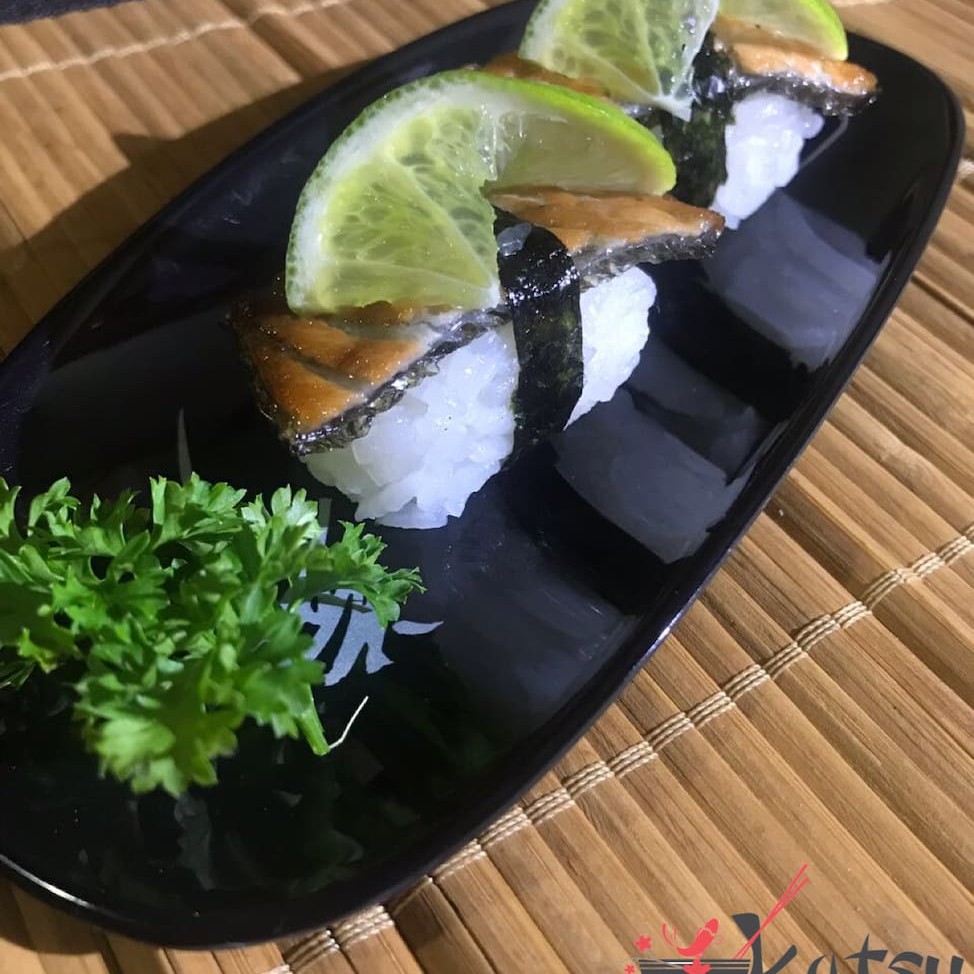 Pele de salmão grelhado com teriaki e gergelim por cima