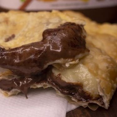 Massa frita de 15 cm recheada com delicioso recheio de Nutella