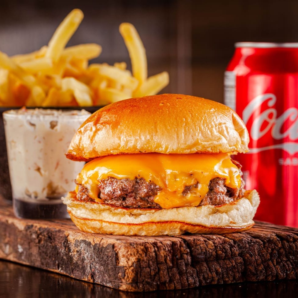 Blend 150g , Queijo Cheddar ou Prato, no pão de brioche.