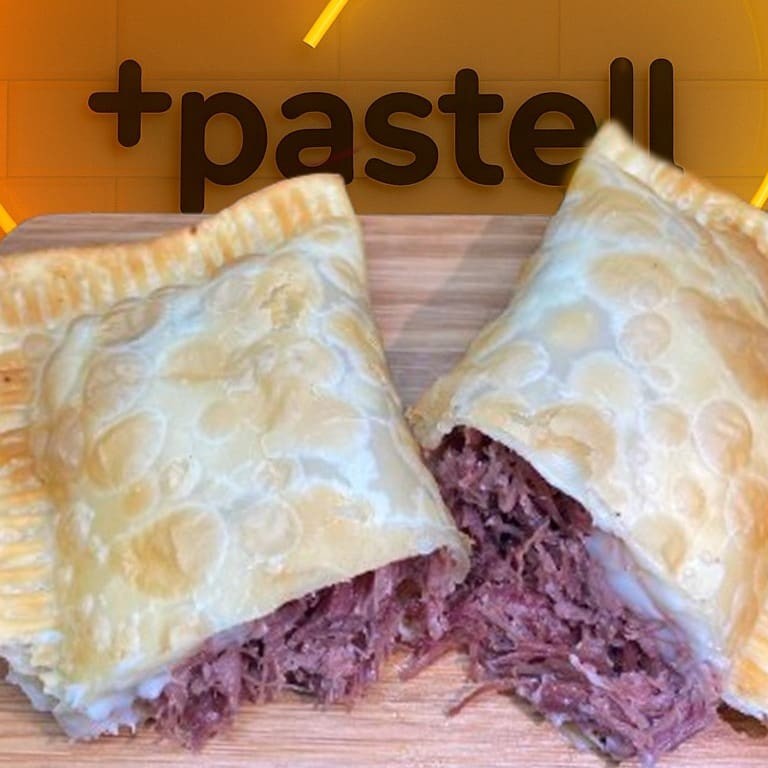 Deliciosa massa de pastel de aproximadamente 15cm, crocante e bem recheada com carne seca desfiada e temperada com cheiro verde. Acompanhada do irresistível e cremoso Catupiry crioulo, esse prato é uma explosão de sabores. Aproveite essa promoção e se delicie com essa combinação perfeita!