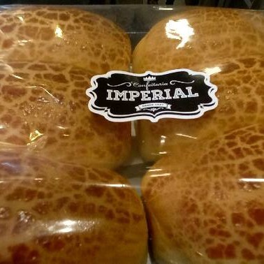 Pao sertao com 6 unidades. Massa levemente amarelada e fina.