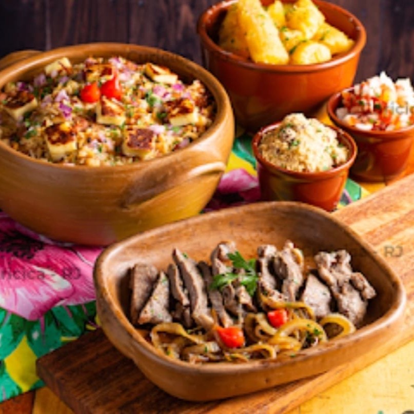 Um delicioso Baião  carregado de Bacon linguiça calabresa  carne seca e queijo coalho +macaxeira selada na manteiga de garrafa bife de alcatra prêmio temperado com especiarias secreta da casa destacando nosso tempero nordestino