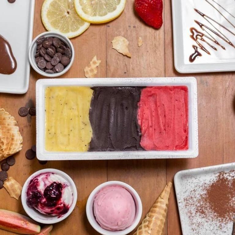 Desfrute da autêntica experiência do Gelato Italiano Piemonte, cuidadosamente preparado para evocar os sabores genuínos da Itália. Com a opção de escolher até 3 sabores distintos, este delicioso gelato de 1.300l é a indulgência perfeita para compartilhar com amigos e familiares. Cada colherada é um convite para um deleite cremoso, rico e refrescante que certamente te fará voltar por mais. Uma experiência de sabor inesquecível que traz a essência do Piemonte a cada degustação..
