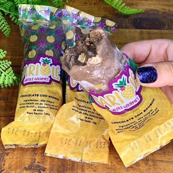 Nossa receita exclusiva de chocolate já é suficiente para deixar qualquer um apaixonado, mas como não nos contentamos com pouco, adicionamos pedaços do maravilhoso Bombom Serenata de Amor. Cada mordida é uma explosão de sabor e doçura. Aproveite esta delícia de 130g, sem adição de conservantes ou corantes.