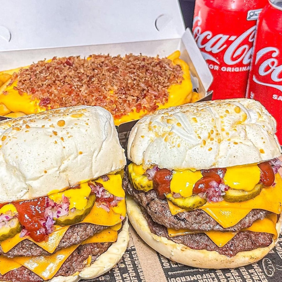 Aquele combo para 2 pessoas comerem de boa, no lovezinho ou na força do ódio. São 2 quarterão, simmm, a gente fez uma releitura daquele lá do méqui, só que demos o nome, né!? Exxxxqueceeee! Acompanha uma porção generosa de fritas sure crisp da mccain com cheddar e farofa de bacon + 2 coca lata geladinho para não engasgar, caso queira coca zero, só colocar na observção que vamos fazer de tudo pra não esquecer. Pede sem medo que esse negócio aí é fenômeno.