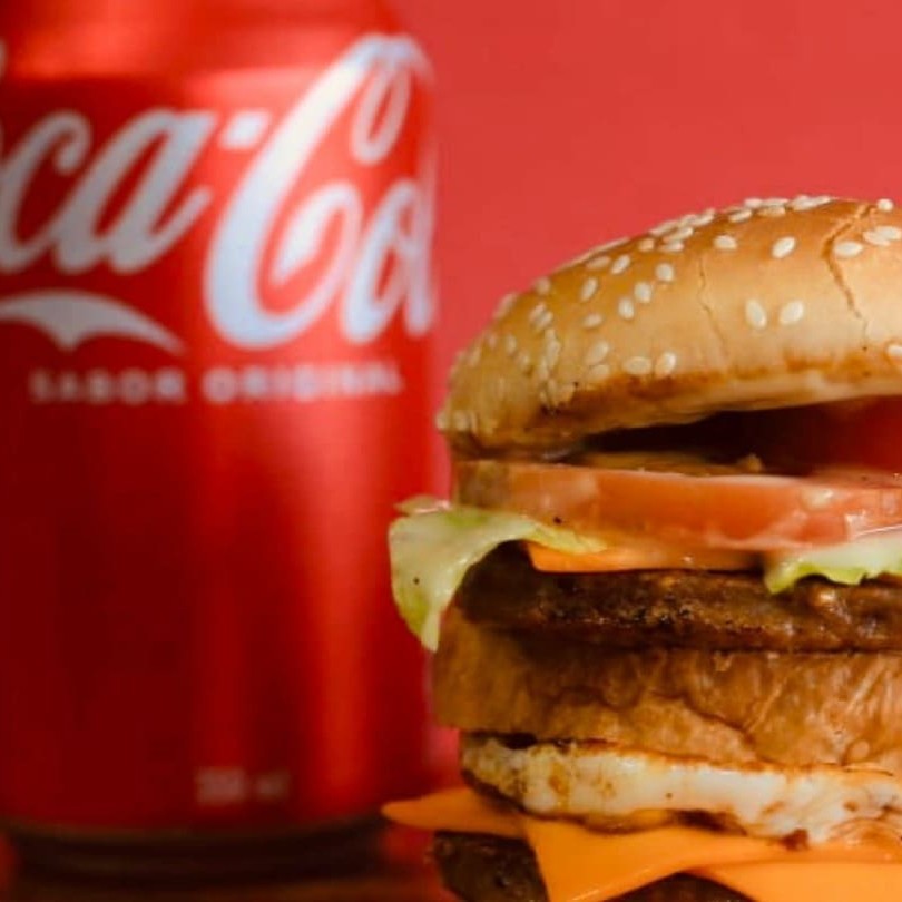 Pao gostoso  5carne suculentas,4 queijos derretido, 4 presunto, 4 ovos +bacon em cubos +calabresa +molho especial ,batata p com cheddar cremoso derretido e guarana ou coca lata