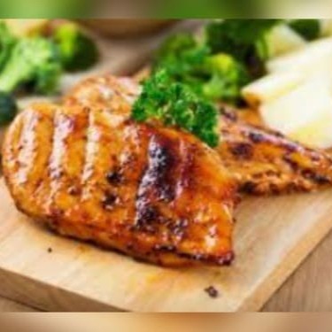 Filé de frango grelhado, arroz, feijão, farofa e 1(um) acompanhamento.   Atenção as Quantidades: Arroz: 220g Feijão: 150g Farofa: 40g Proteína: 150g (in natura)     Tags.: entregas rápida desconto quentinha marmita marmitex almoço refeição janta lanche promoção desconto gratis 99 rápido sassami filet isca franguinho