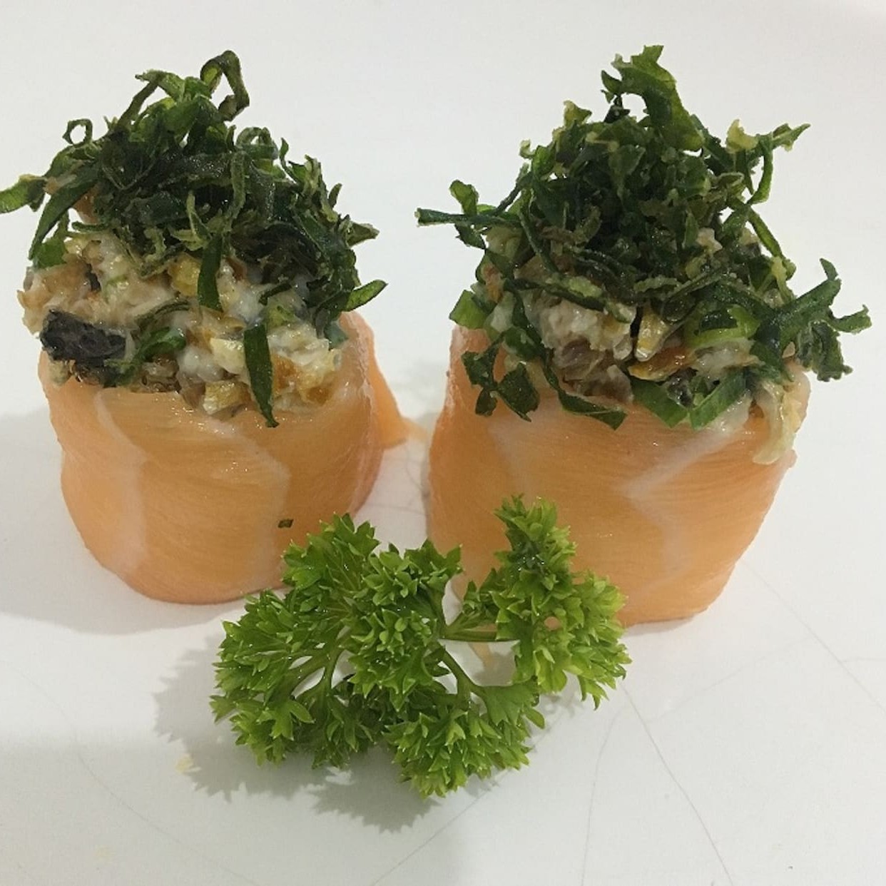 Salmão, arroz, Tartar  com pele de salmão grelhado e crispy de couve por cima