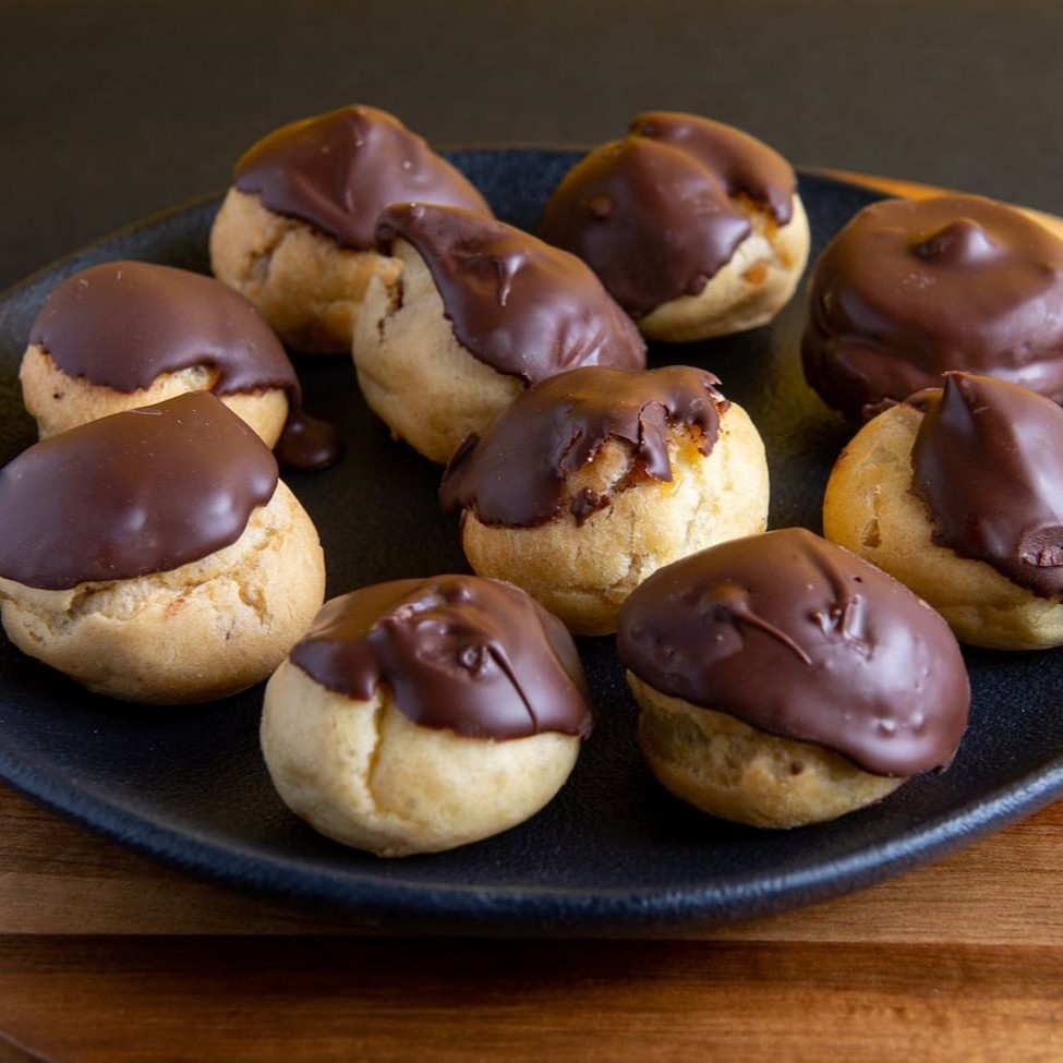 Carolina recheada, em formato arredondado.  Deliciosos sabores de Chocolate ou Doce de Leite.