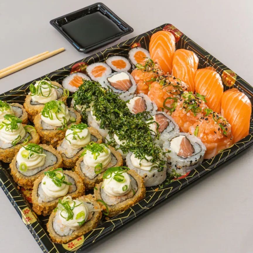 Neste combinado acompanha: 10 x Hot Roll de salmão grelhado. 4 x Uramaki de salmão com cream cheese. 4 x Uramaki de salmão grelhado com crispy de couve. 4 x Hossomaki de salmão. 4 x Niguiri de salmão. 4 x Jow de salmão. *Este Combinado Não Pode Sofrer Alterações*