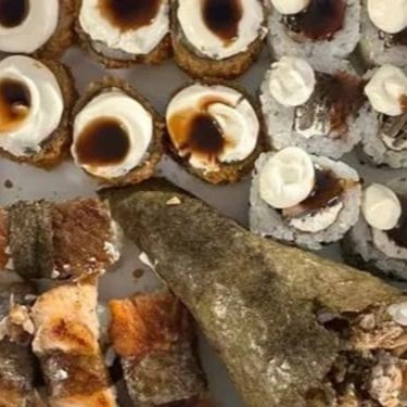 Combinado Skin Divino – 17 peças   Para os apaixonados por skin crocante, esse é o combo perfeito!   São 17 peças com sabor marcante e equilíbrio ideal:   - 6 Hot Skin crocantes   - 6 Uramaki Skin   - 4 Sushi Skin   - 1 Temaki Skin caprichado    Uma explosão de sabor defumado, crocante e irresistível em cada mordida. Ideal para quem ama a combinação do clássico com o toque especial do skin.    Peç