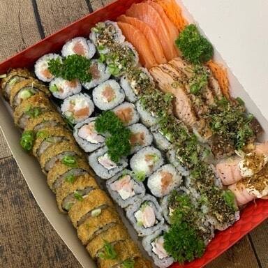 4 sashimi salmao, 4 sashimi salmao maçaricado, 2 sushi skin, 2 sushi salmao maçaricado, 5 uramaki camarao, 10 uramaki skin, 10 maki filadelfia, 13 hot filadelfia