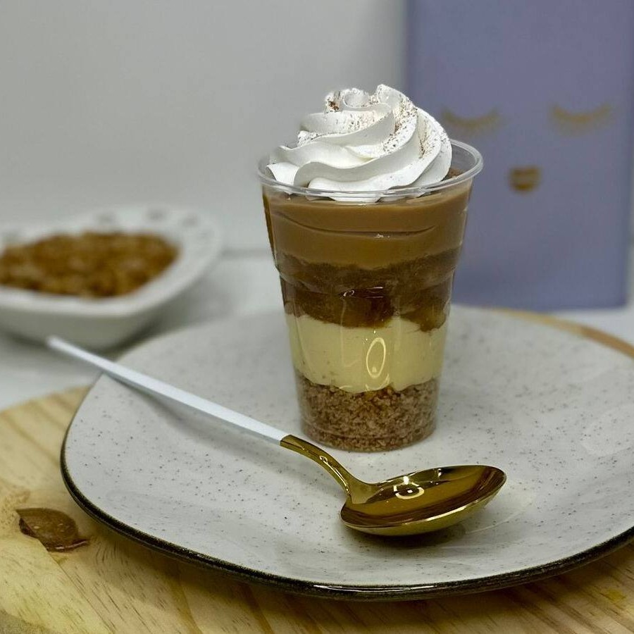 Camada de farofa crocante de biscoito, creme suave de baunilha, bananas caramelizadas, doce de leite cremoso e finalizado com chantilly e canela. Uma explosão de sabores em cada colherada!