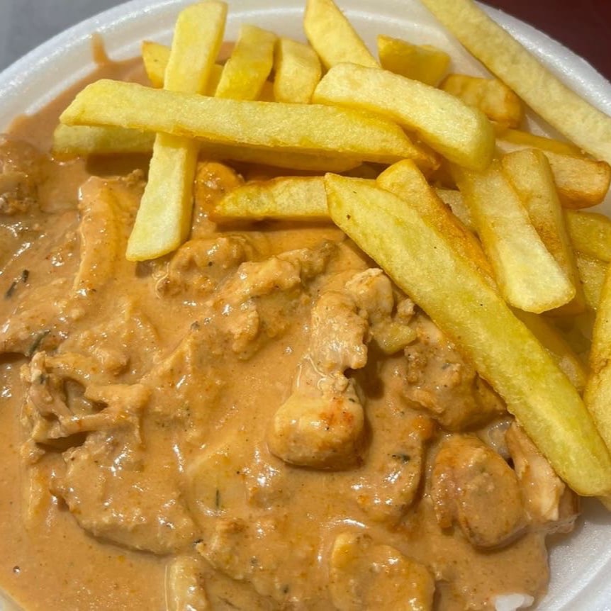 Arroz + batata frita e um delicioso strogonoff de frango.