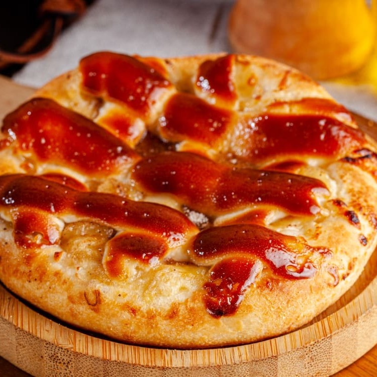 Banana caramelizada com camadas crocantes de chocolate branco