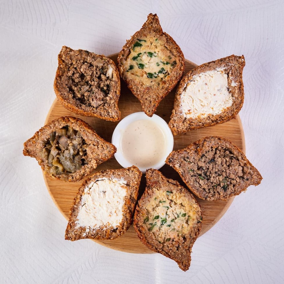 Sem dúvidas, os kibes mais gostosos da galáxia!   Venha experimentar os nossos kibes nos sabores carne, ricota defumada, homus com espinafre e berinjela!