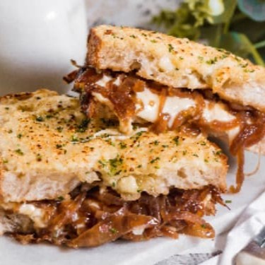 Pão Sourdough com molho bechamel, queijo gruyere, cama de cebolas caramelizadas, e parmesão gratinado.