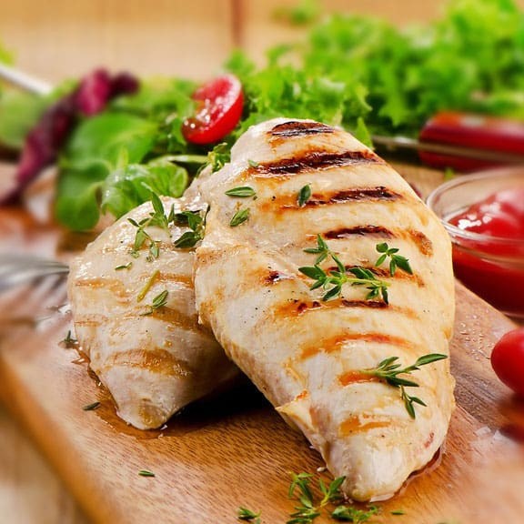 Acompanhamentos : Arroz , Feijão e Farofa . Não acompanha macarrão !