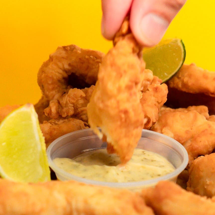 Descubra o sabor singular da nossa 'Isca de Peixe', cujo protagonista é um filé de linguado de altíssima qualidade. Cuidadosamente empanado e frito até a perfeição, este prato entrega uma textura externa crocante e dourada, contrastando com a suavidade e a delicadeza do peixe por dentro. Sequinho e sem excesso de óleo, é um deleite para os amantes de frutos do mar. Porção de 600 gramas, serve em m