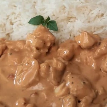 Acompanha: arroz branco, escolha sua batata.