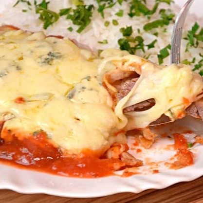 Deliciosa picanha maturatta à parmegiana. prato composto por arroz branco soltinho, feijão preto, farofa da casa e mais um acompanhamento a escolher.