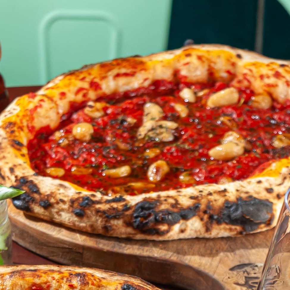 Massa em fermentação natural, molho de tomate, alho confitado e manjericão