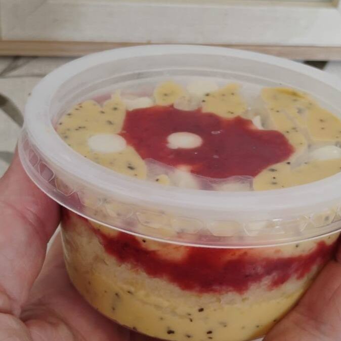 Bolo com massa de baunilha, brigadeiro de maracujá e geleia artesanal de morango.