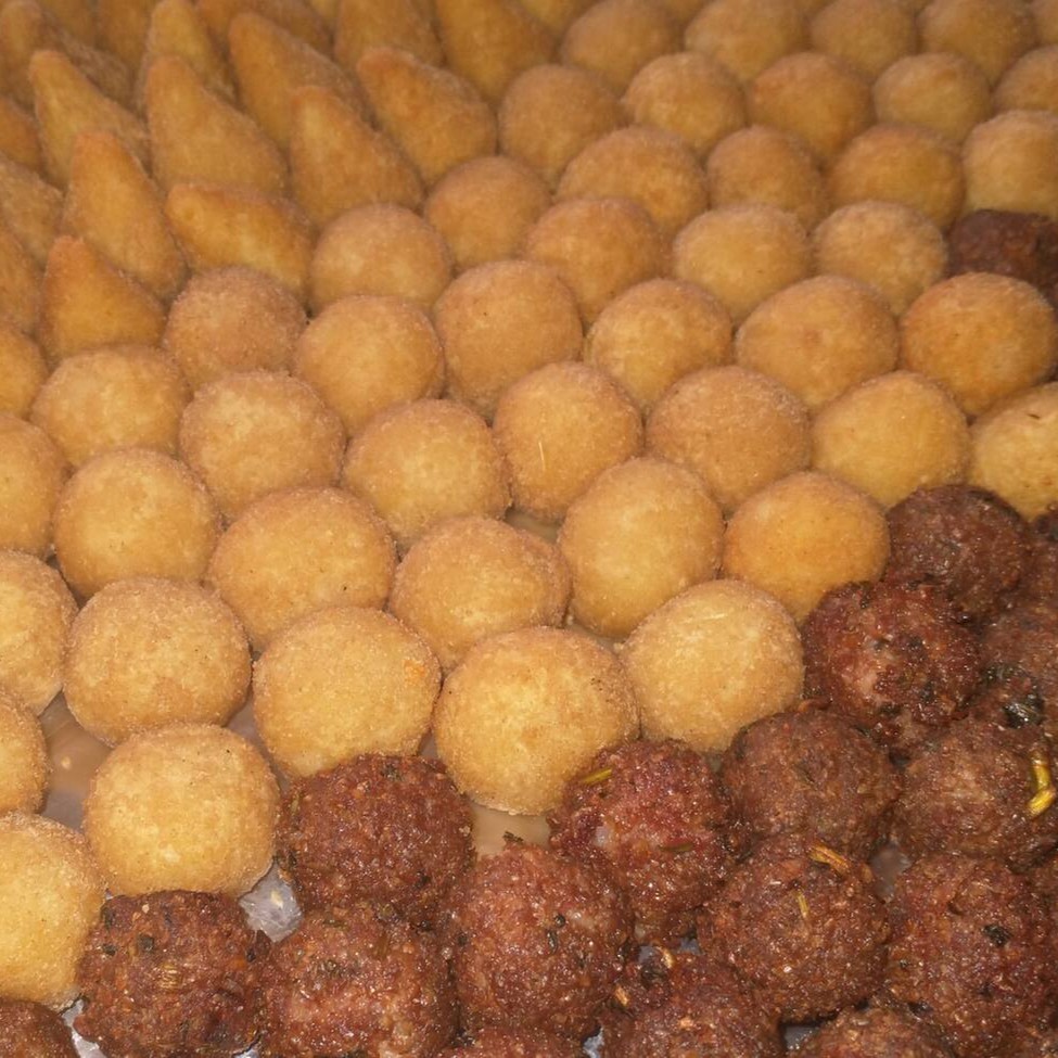 Deliciosos salgados, bem recheados e temperados. Possuem tamanho festa (entre 15 e 18g), ideal para seu evento, confraternização e recepção de amigos.  Salgados com massa caseira, saborizadas com temperos naturais e industrializados.   Escolha os sabores marcando as opções do cardápio.  Em caso de falta de algum sabor será sinalizado no chat e será enviado os demais sabores escolhidos.  - A massa básica leva ingredientes com lactose, exceto kibe.