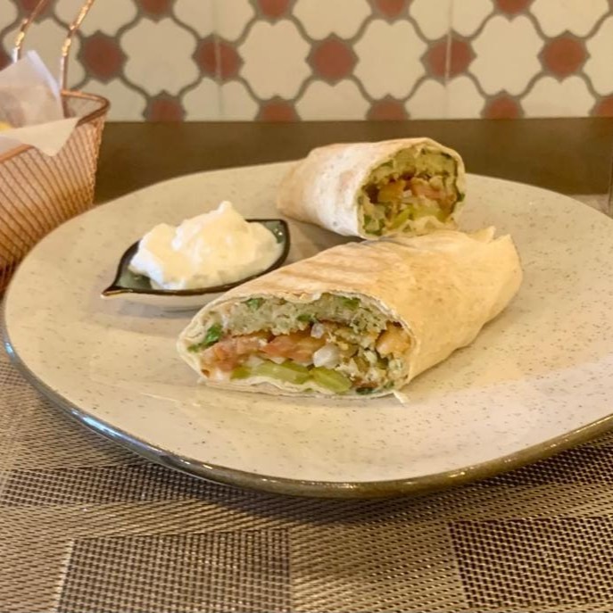 Nosso shawarma de falafel vem acompanhado com: Alface, tomate, cebola, picles, salsinha e molho taratur ou Hommus Tahine. Vai também com fritas. Escolha sua bebida e aproveite!