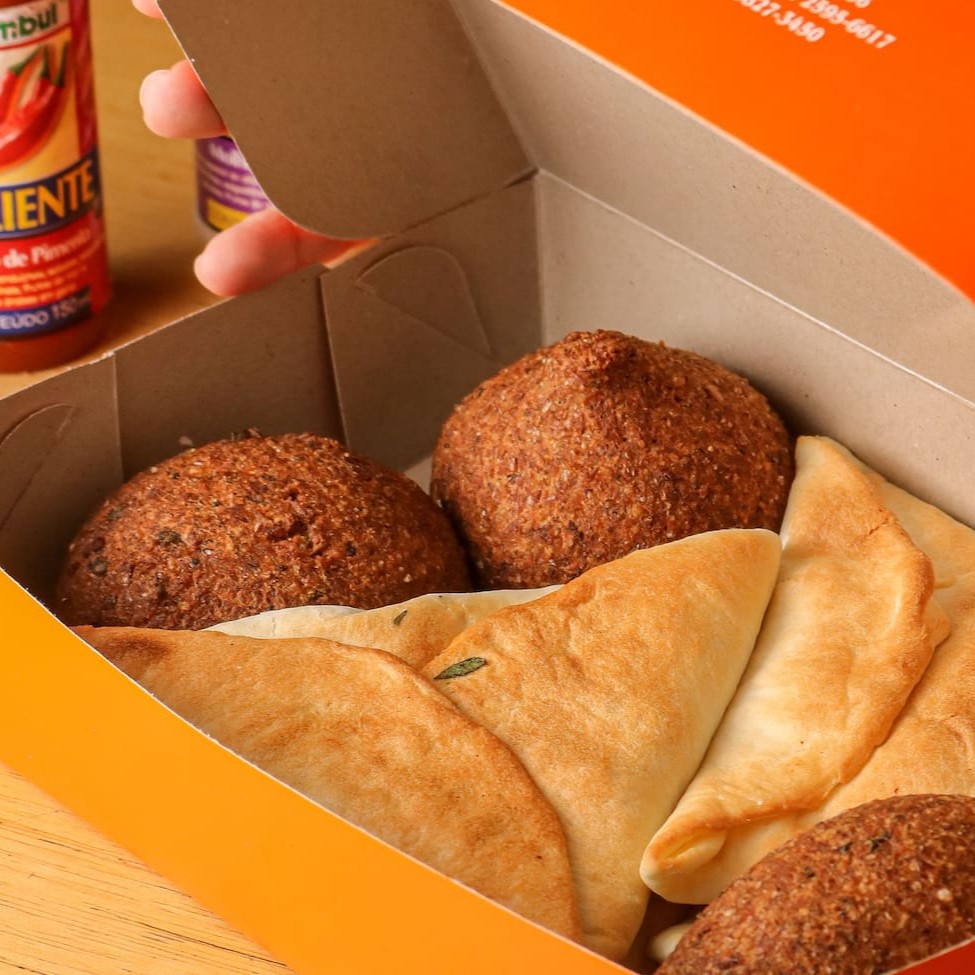 Esfihas feitas artesanalmente com nossa incrível e famosa massa super leve e macia. Irresistíveis quibes com aquela casquinha crocante e bastante recheio! Escolha 10 dessas delicias árabes em seus sabores prediletos e monte seu próprio combo para saborear com sua família.