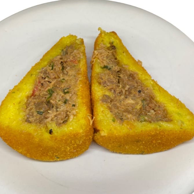 A famosa coxinha de aipim com costela que derrete na boca! Recheio suculento, massa macia e aquele sabor de comida feita com carinho. Difícil comer uma só!