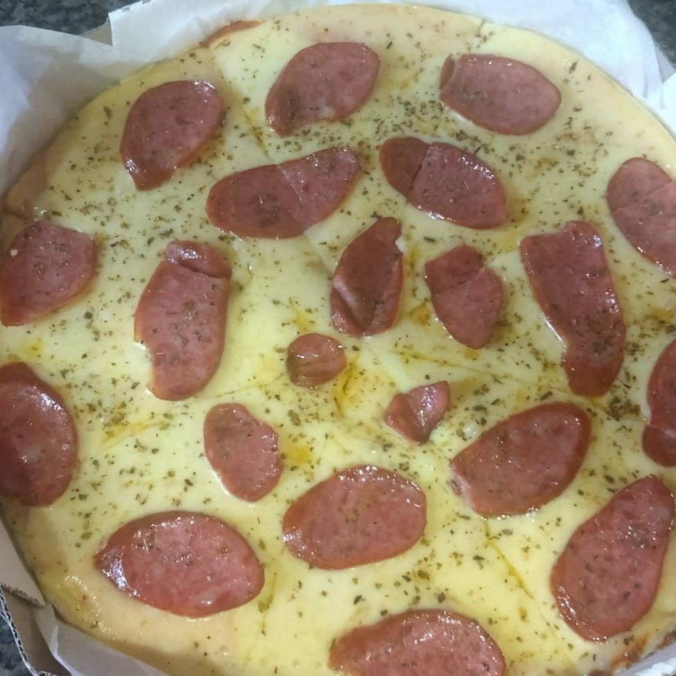 Saboreie a nossa Pizza Calabresa, da categoria Grande com 35cm. Esta delícia é generosamente coberta com um molho de tomate vibrante e cheio de sabor, seguido por uma camada de mussarela derretida e macia, que cria o equilíbrio perfeito com o picante e agradável da calabresa fatiada. Finalizamos com uma pitada de orégano para adicionar um toque de especiaria que realça todos os sabores. A combinação perfeita para uma noite agradável!