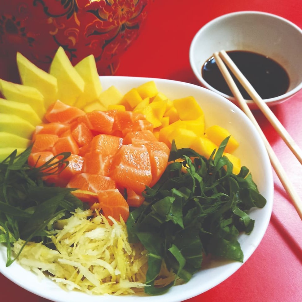 Salmão, Abacate, Manga, Cebolinha Picada, Gergelim, Limão Siciliano E Salada De Folhas Verdes