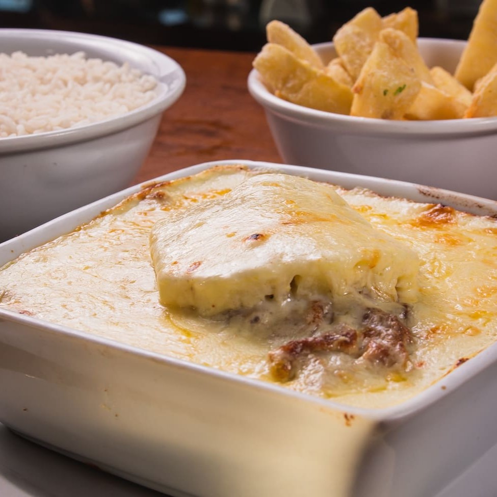 - filé de frango elvolvido no purê, molho branco, finalizado c/ abacaxi e muçarela gratinada, acompanhamento: arroz branco e batata frita