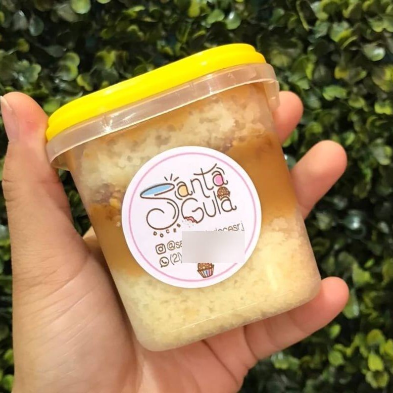 O sabor que cabe na palma da sua mão! Experimente nossos deliciosos bolos no pote, perfeitos para saborear a qualquer hora e em qualquer lugar!  Composição: Bolo branco, doce de leite e crocante.