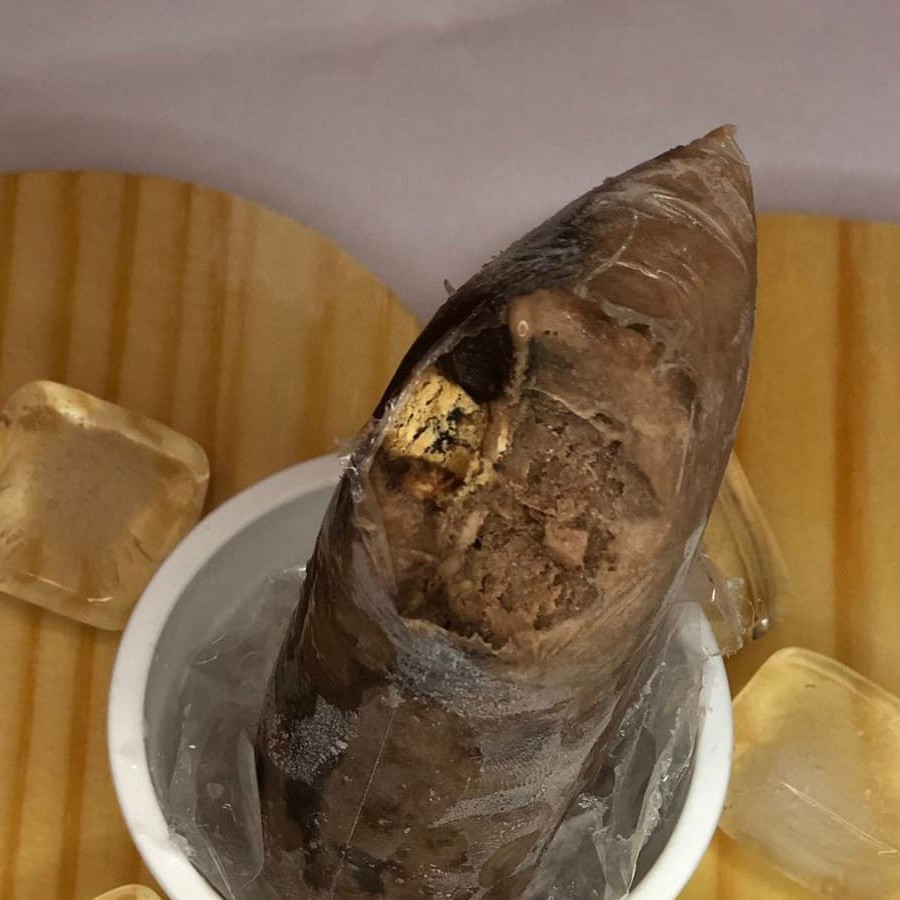 Apresentamos o Sacolé Palha Italiana, uma joia da nossa linha Sacolé Gourmet Gold. Este sacolé é preenchido com nada menos que sorvete de chocolate puro e intenso, elevando a experiência de saborear chocolate a um novo patamar. Para complementar, um generoso recheio de biscoito Maizena e brigadeiro, criando uma mistura perfeita de texturas e sabores. É um sacolé verdadeiramente diferenciado que você não pode deixar de experimentar. Sua exclusividade e sofisticação são incomparáveis, tornando-o uma escolha irresistível.