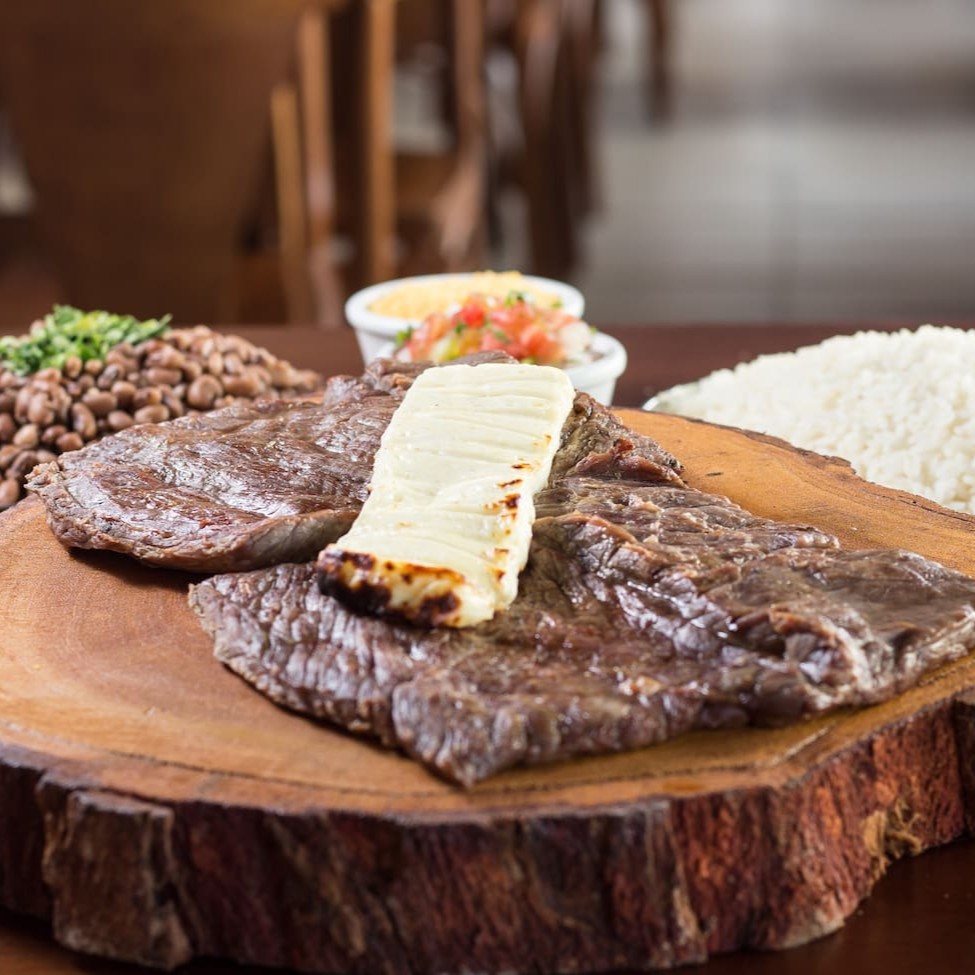 - carne de sol na brasa, queijo coalho, arroz branco, feijão macassar, farofa, vinagrete, batata frita e manteiga de garrafa.