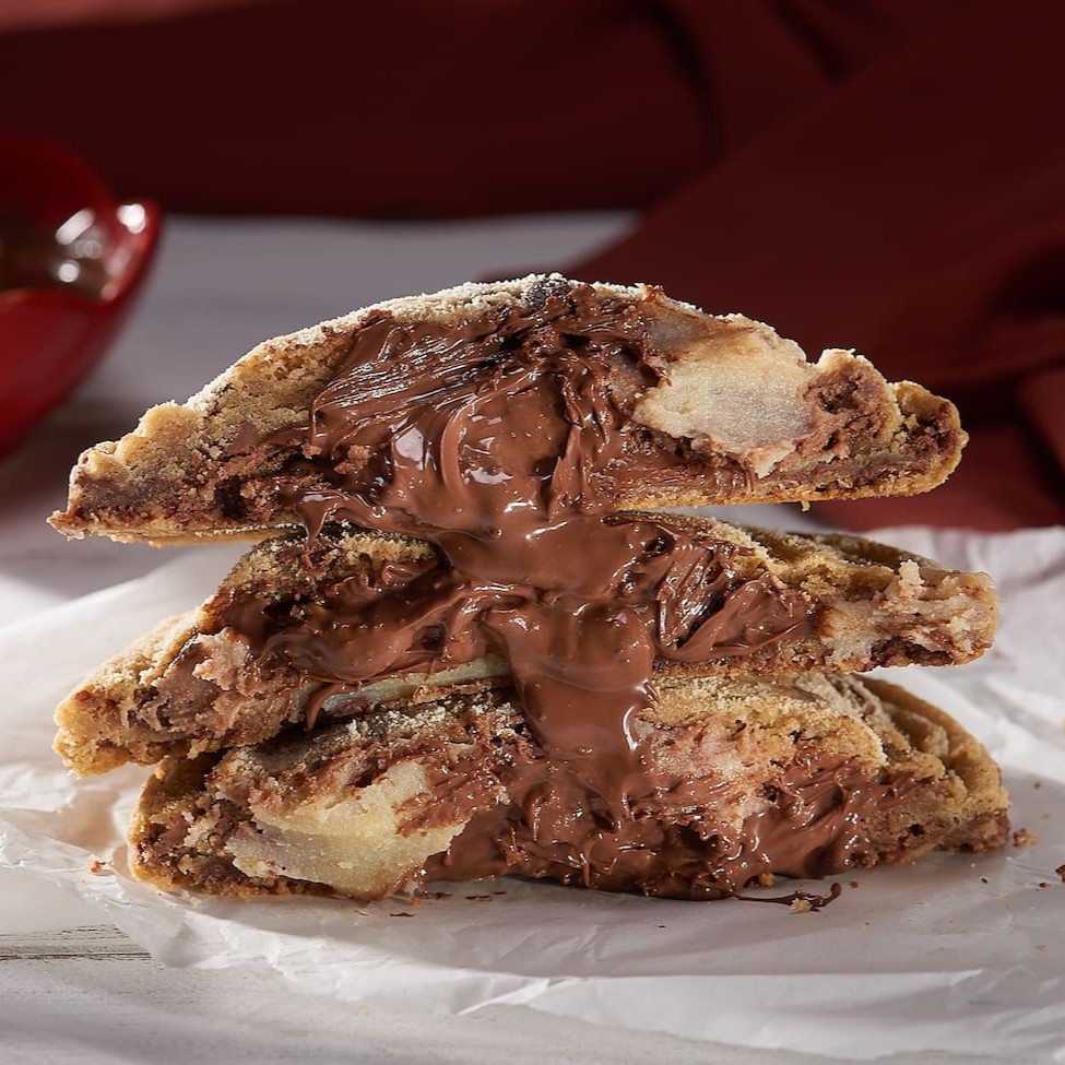 Cookie gigante de 200g!! (+ de 2x maior que os tradicionais) O que apelidamos de Yin-Yang dos doces! Cookie feito com nossa massa tradicional de baunilha. A Nutella e o brigadeiro de Ninho disputam para conquistar seu paladar!