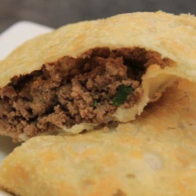 Pastel de 20cm, recheio de carne moída.