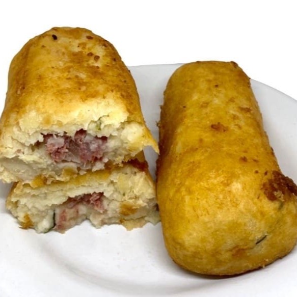 Bolinho de Aipim com Carne Seca, Sabor Caseiro e Irresistível!  Delicie-se com nosso bolinho de aipim recheado com uma carne seca macia e temperada no ponto certo! A massa é leve, cremosa por dentro e crocante por fora, feita com aipim selecionado. Um salgado perfeito para qualquer momento, seja para um lanche rápido ou para acompanhar uma refeição. Experimente e descubra o sabor irresistível dess